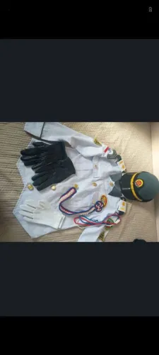 Uniforme de gala menino tamanho P (acompanhado de saia e cinto que não aparecem na foto)