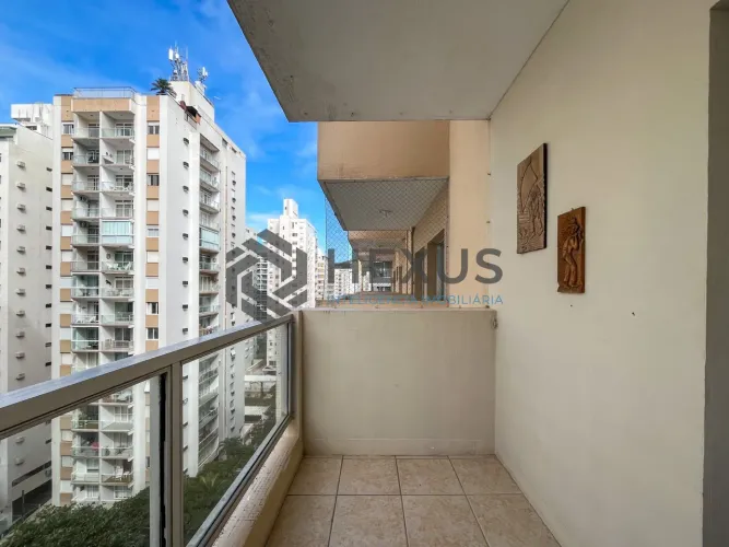 Apartamento com varanda e lazer a 1 quadra da praia na região da Barra Funda nas Pitanguei