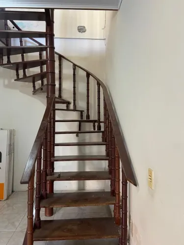 Escada madeira maciça 