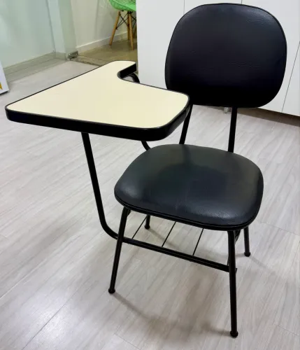 Vendo cadeiras universitárias semi-novas