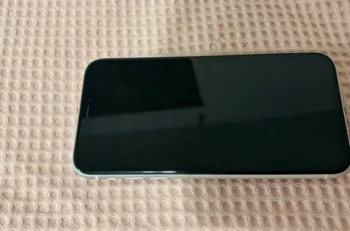 Vendo iPhone XR 128g só com a tela traseira trincada funciona tudo