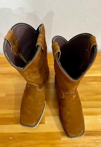 Botinas de cano alta Oliveira número 40 usada realmente 2 vezes. Vendo pois ficou pequena