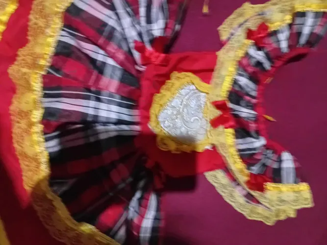 Vendo uma roupa infantil de quadrilha pra criança de 3 anos 