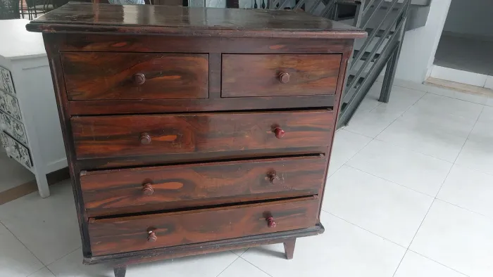 Comoda em madeira maciça