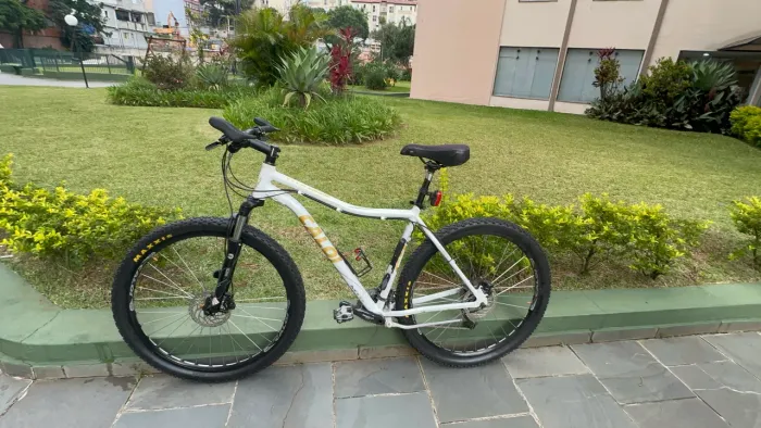 Caloi Two Niner Aro 29 - Suspensão RockShox + Grupo Shimano Deore - Excelente Estado