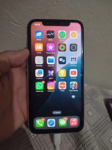 Vendo iPhone XR , tampa traseira de traz trincada , mais o restante funcionando ...