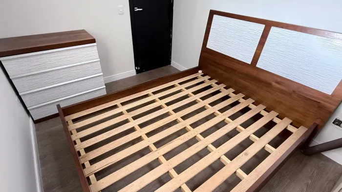 CAMA QUEEN DE MADEIRA Maciça + COLCHÃO + GAVETEIRO (Design Elegante)