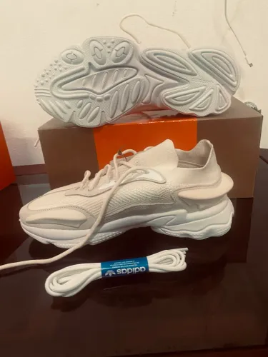 adidas x Ivy Park Ozweego Knit (na colorway Cream White / Off White).