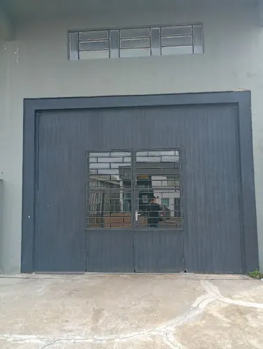 Portão de ferro com porta de vidro