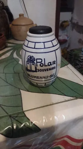 caneco de porcelana em formato de barril da Polar Souvenirs