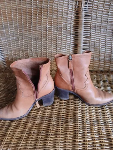 Bota feminina Capodarte cor marrom