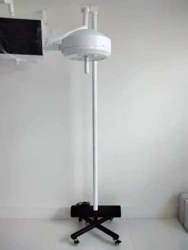 FOCO CIRÚRGICO MÓVEL COM RODÍZIOS LED NOVO