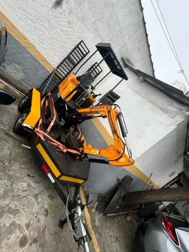 Mini escavadeira com reboque
