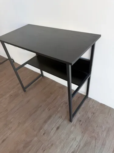 Escrivaninha preta compacta