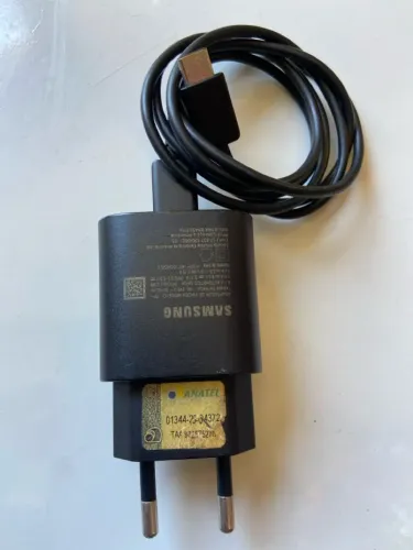 Carregador Samsung Turbo original, com entrada e saída USB-C.