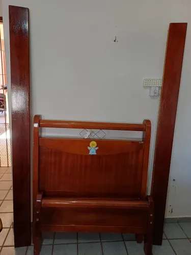 Cama solteiro de madeira em ótimo estado