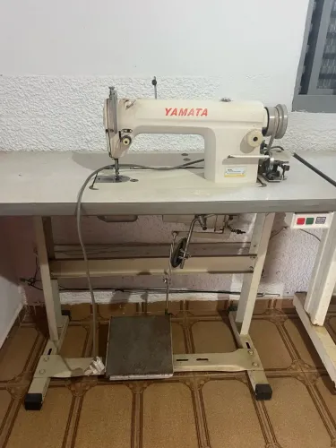 Máquina de Costura Industrial Yamata com Mesa e Pedal