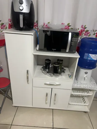 Vendo um guarda-roupa de 8 portas 4 gavetas 500 reais ,armário 500 reais ,uma fruteira 270