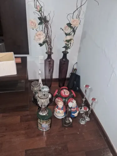 2 VASOS DE CHAO RETRÔ NA COR AMORA, VALOR DA POSTAGEM APENAS DOS VASOS COM FLORES