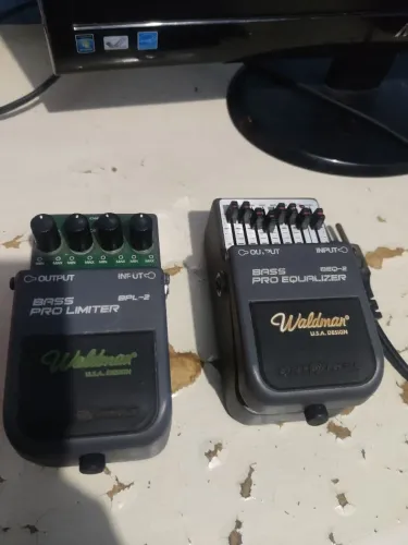 Vendo pedais para contra baixo equalizador e um pro limiter. 