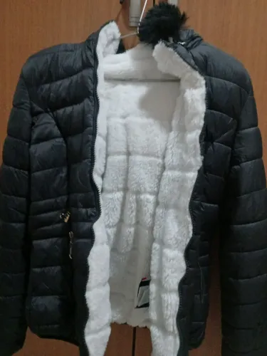 Jaqueta Puffer Feminina Preta Matelassada com Capuz Forrada de pelo Sintético Branco