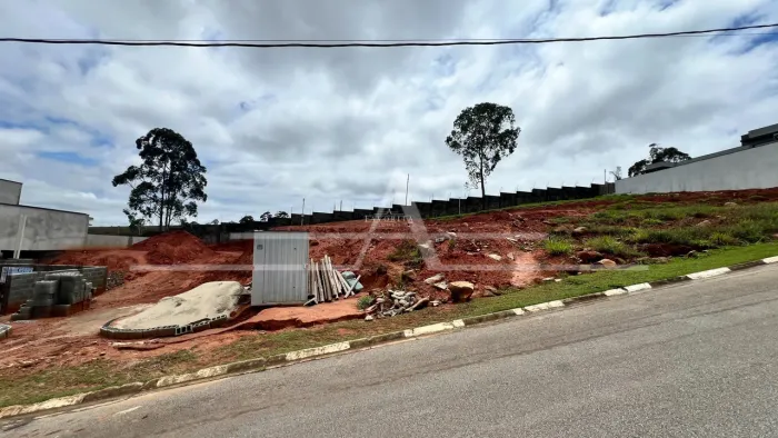 Terreno plano em condomínio com 365m²