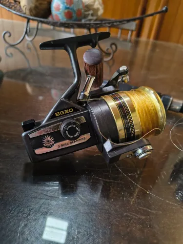 Molinete Daiwa BG20 Serie Black Gold