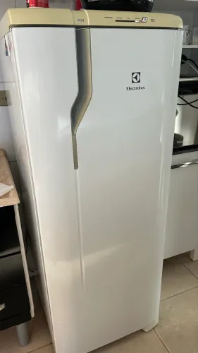 Geladeira Electrolux RE31 - 240 Litros