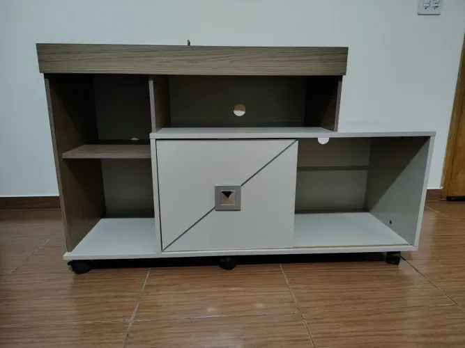 Rack com rodas para televisão. Em bom estado!
