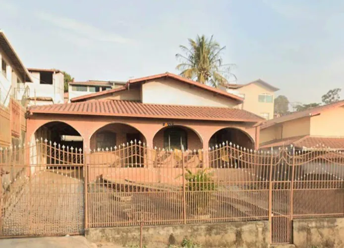 Casa Ampla à Venda no Milionários | 4 Quartos, Suíte e 4 Vagas