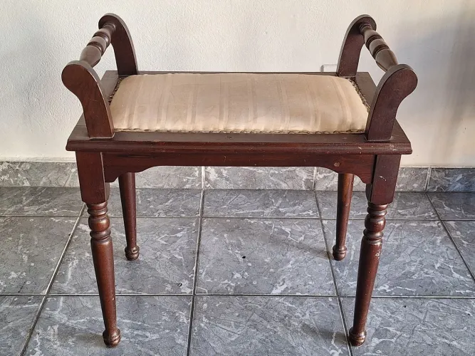 Banqueta Estilo Império com Tachas Decorativas e Estrutura em Madeira