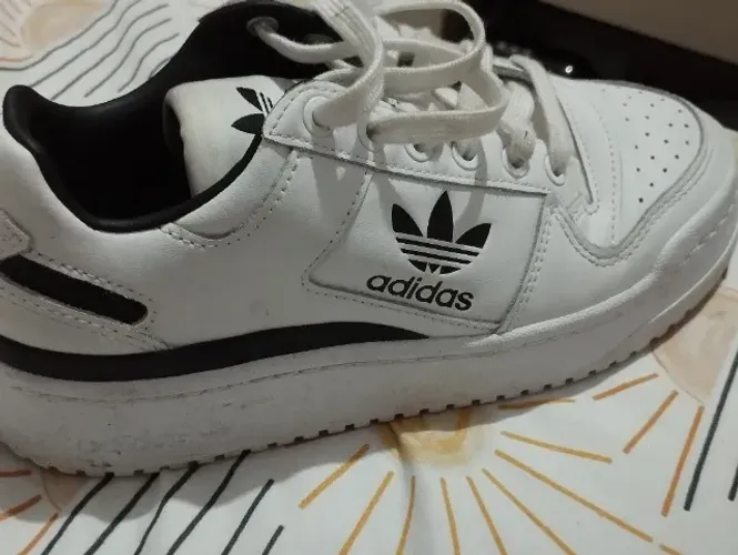 Vendo 1 par de tênis seminovos Adidas tamanho 34 adulto e ganhe 1 brinde