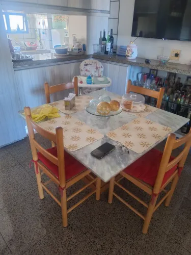 Mesa com 4 cadeiras