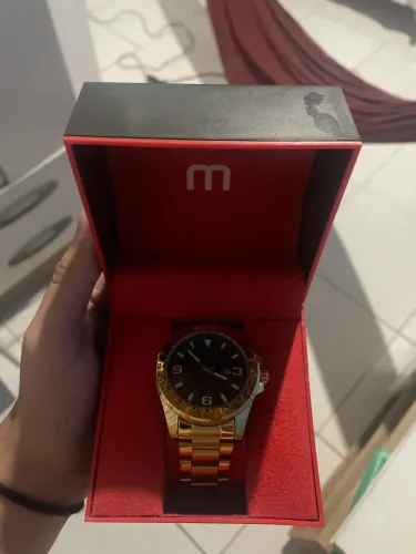 Relógio Mondaine dourado