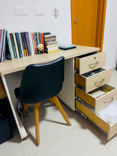 Mesa de escritório com cadeira