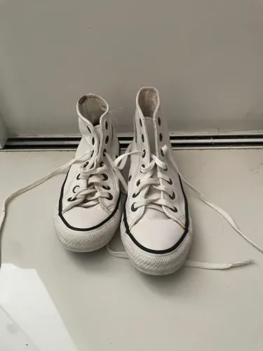 Tênis Converse All Star original, modelo cano alto em couro branco.