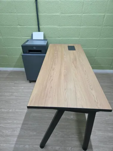 Mesa de escritório TokStok NOVA, sem uso. Dim. 150 x 60 cm.