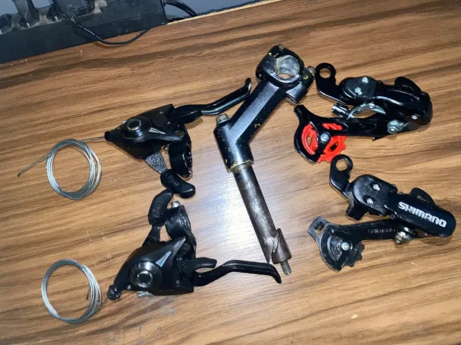Vendo kit de peças para bicicleta MTB aro 26, ideal para reposição ou montagem.