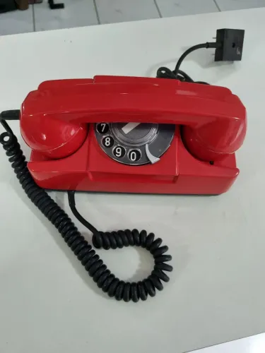 Antigo telefone de linha modelo tijolinho