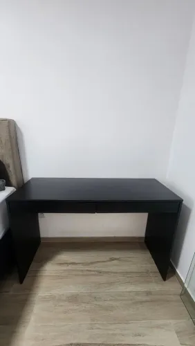 Escrivaninha preta c/gavetas