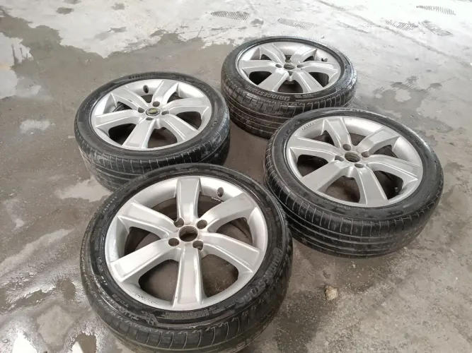 Jogo de rodas 225/45R17 com peneus