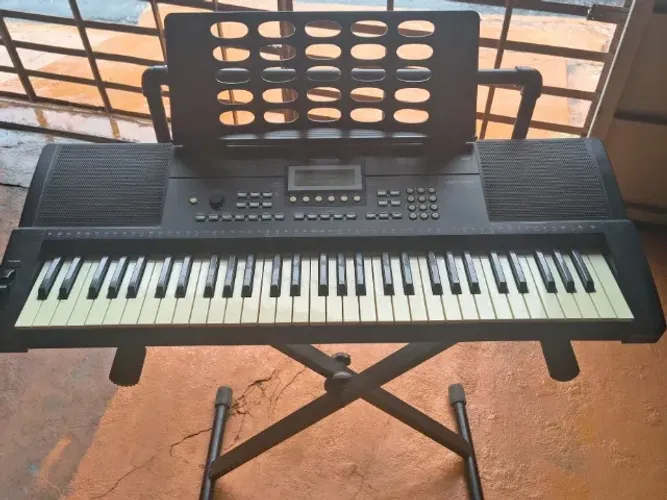 Teclado Musical Revas KB-330 Preto 61 Teclas com Resposta ao Toque e MIDI