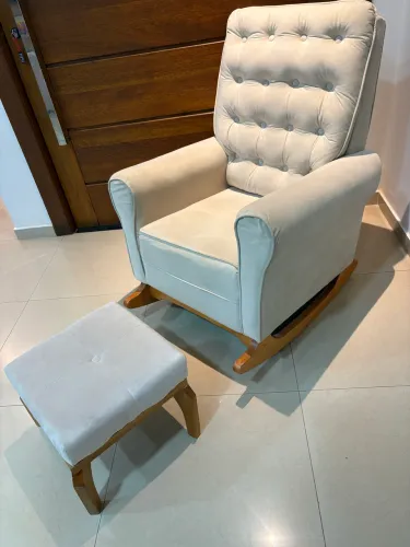 Poltrona de Amamentação com Balanço e Puff Off White - Ideal