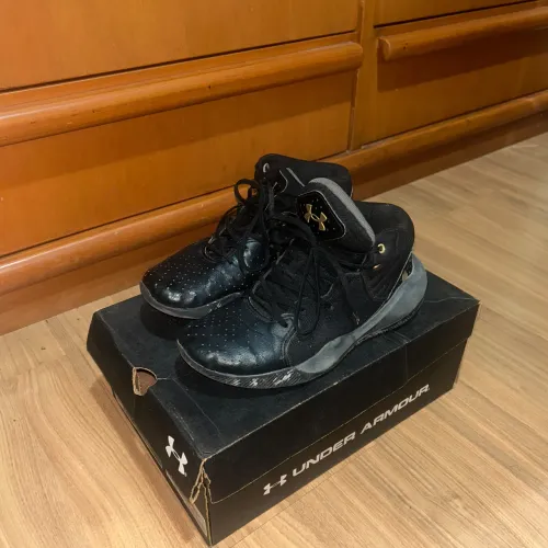 Tênis de basquete Under Armour Jet21 preto Esporte Masculino Feminino seminovo