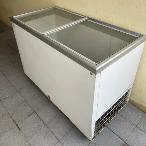 Freezer Fricon 450 L funcionando perfeitamente