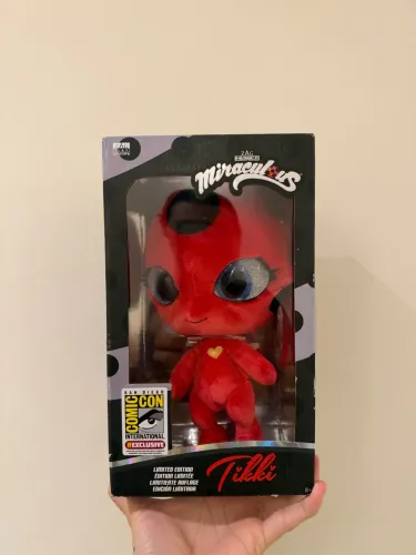 Pelúcia Miraculous Tikki - Comic Con