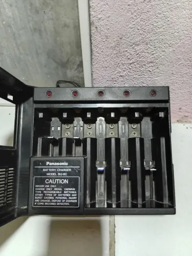 Carregador de pilhas e bateria