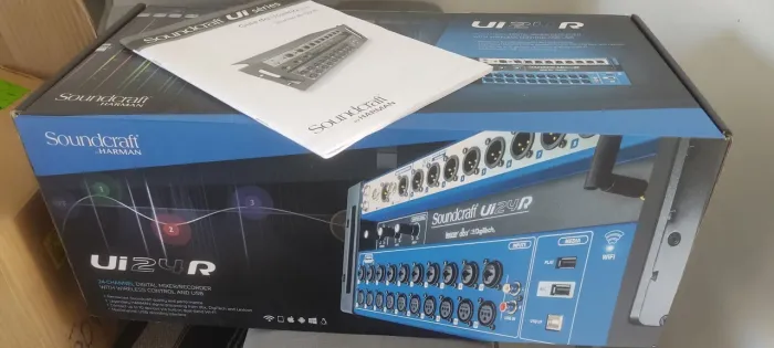Mesa digital UI 24R