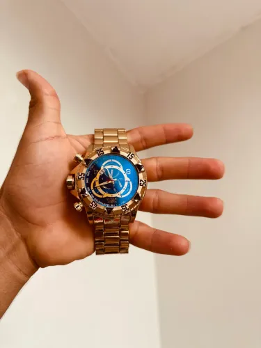 Relógio Invicta original, modelo esportivo, com design imponente e acabamento premium.