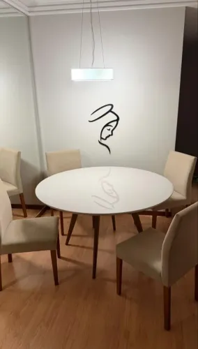 Vendendo mesa em laca com 4 lugares + aparador em laca e 2 banquetas